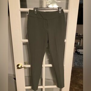 W. WORTHINGTON Olive green pants Size 6. With Curvy fit slim legs NWOT